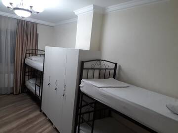 Кровать в общем 8-местном номере для мужчин и женщин в  Oscar Hostel